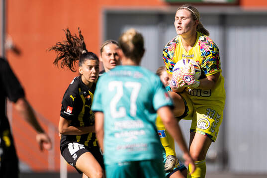 Häckens Helena Sampaio och Kristianstads målvakt Moa