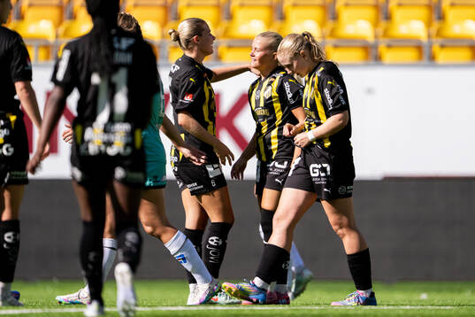 Häckens Emma Östlund jublar