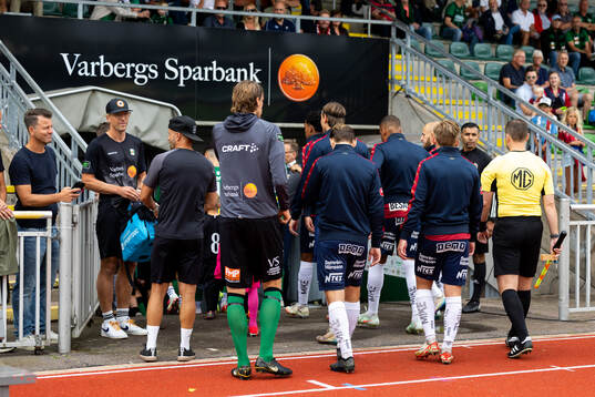 Spelarna lämnar planen på grund av pyroteknik på