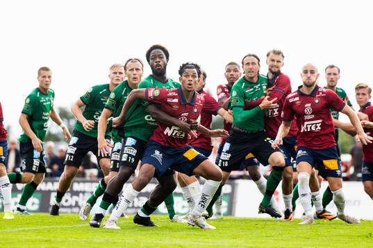 Varbergs Kevin Appiah Nyarko och Örgrytes Waylon Ramon