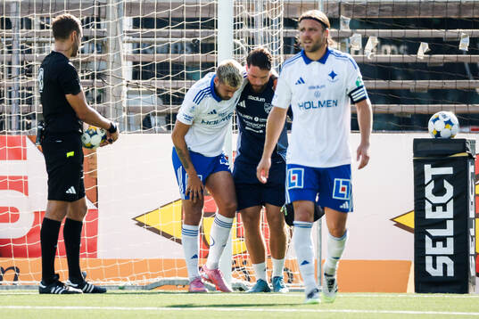 IFK Norrköpings Tim Prica lämnar planen med skada
