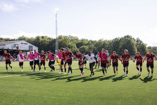 Brommapojkarnas spelare jublar
