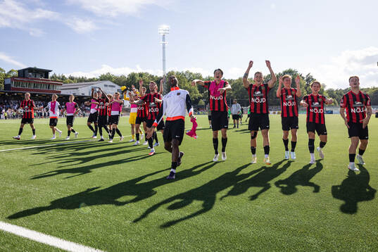 Brommapojkarnas spelare jublar