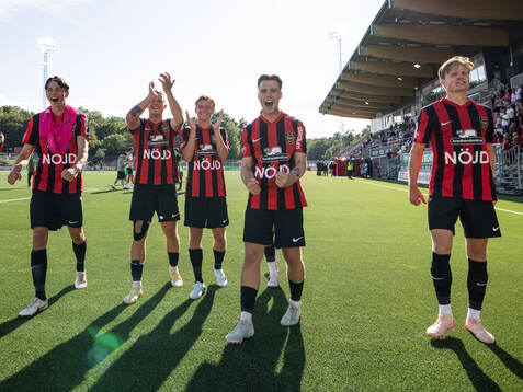 Brommapojkarnas spelare jublar
