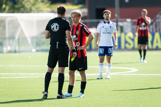 Domare Victor Wolf och Brommapojkarnas Charlie Nildén