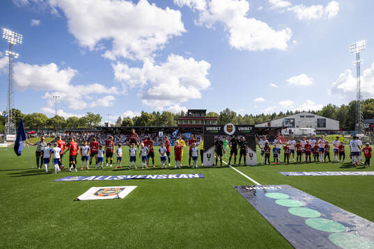 Brommapojkarnas och IFK Norrköpings spelare i en lineup