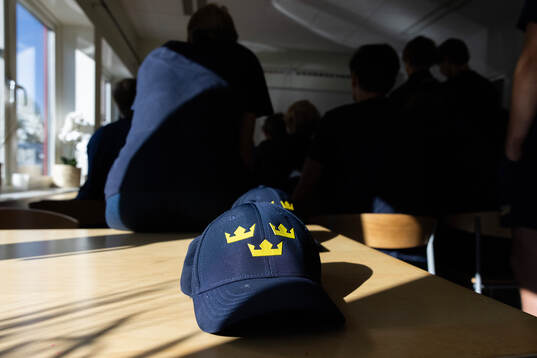 En keps med tre kronor på
