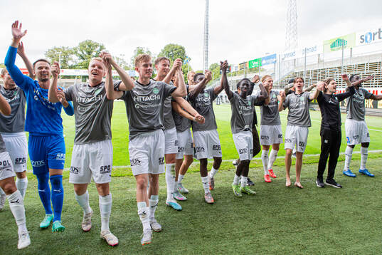 Västerås spelare jublar med supportrarna