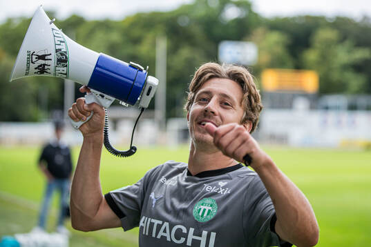 Västerås Simon Gefvert jublar med supportrarna