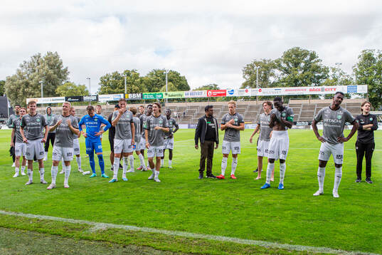 Västerås spelare jublar med supportrarna