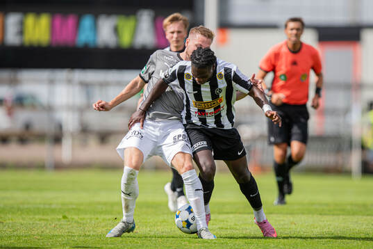 Västerås Jonathan Ring och Landskronas Xavier Odhiambo