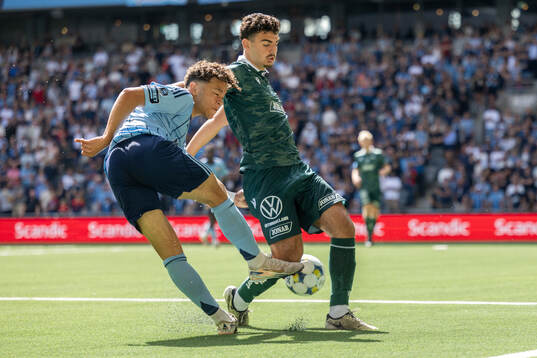 Djurgårdens Mikael Anderson och Halmstads Bleon Kurtulus