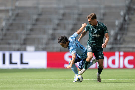 Djurgårdens Keita Kosugi och Halmstads Villiam Granath