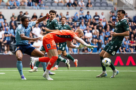 Djurgårdens Zakaria Sawo och Halmstads målvakt Tim