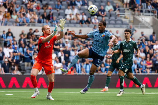 Djurgårdens Zakaria Sawo och Halmstads målvakt Tim
