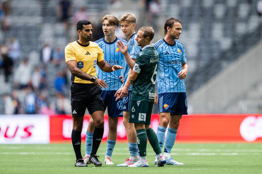 Halmstads Joel Allansson diskuterar med domaren