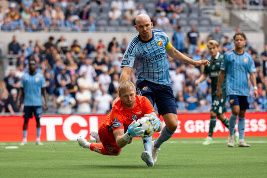 Halmstads målvakt Tim Erlandsson och Djurgårdens Marcus