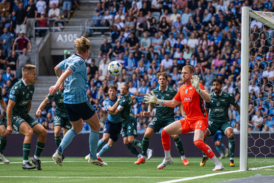 Djurgårdens Rasmus Schuller och Halmstads målvakt Tim