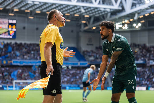 Assisterande domare Mehmet Culum och Halmstads Rami Kaib