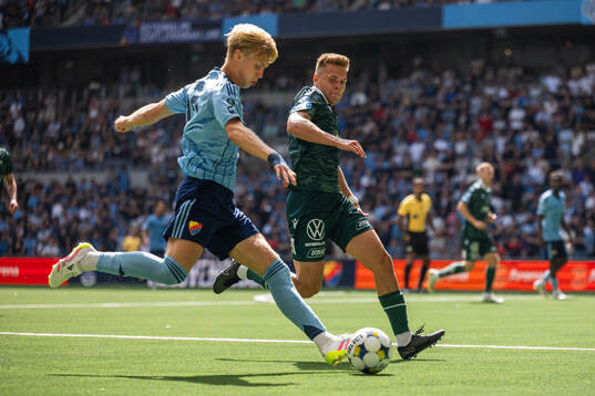Djurgårdens Theo Bergvall och Halmstads Niilo Mäenpää