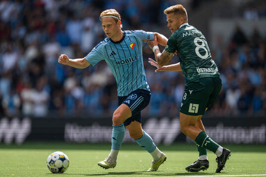 Djurgårdens Tobias Gulliksen och Halmstads Niilo Mäenpää