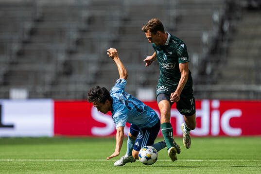 Djurgårdens Keita Kosugi och Halmstads Villiam Granath