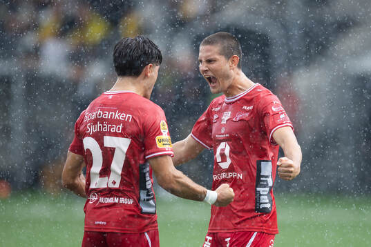 Elfsborgs Besfort Zeneli och Rasmus Wikström jublar