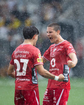 Elfsborgs Besfort Zeneli och Rasmus Wikström jublar