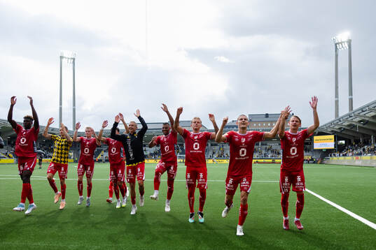 Elfsborgs spelare jublar framför klacken