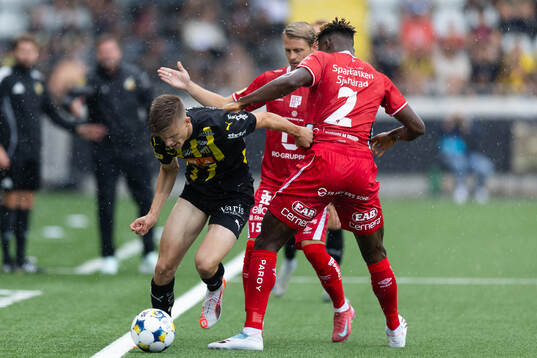 Häckens Adrian Svanbäck och Elfsborgs Terry Yegbe