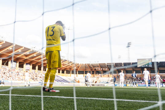 Östers målvakt Robin Wallinder deppar