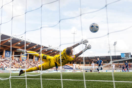 Östers målvakt Robin Wallinder släpper in 1-0 av Sirius
