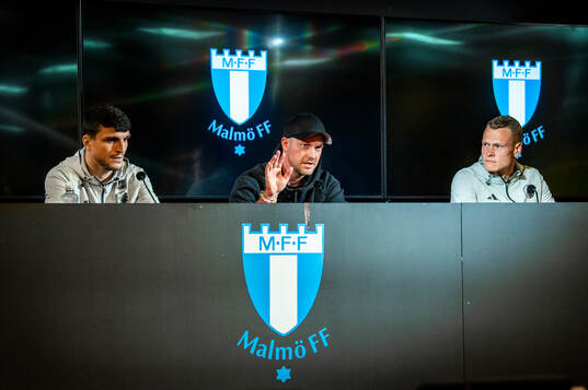 Mohamed Elyounoussi, head coach Jacob Neestrup and Viktor