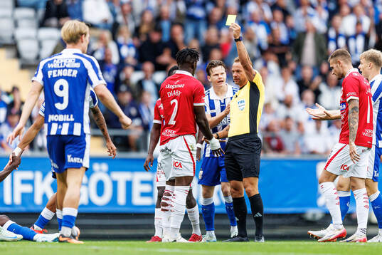 Degerfors Mamadouba Diaby tilldelas ett gult kort av domare