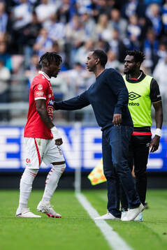 Degerfors Mamadouba Diaby tar i hand med tränare Henok