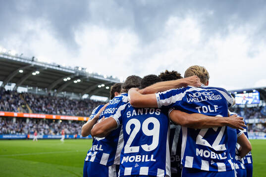 IFK Göteborgs Max Fenger jublar med lagkamrater