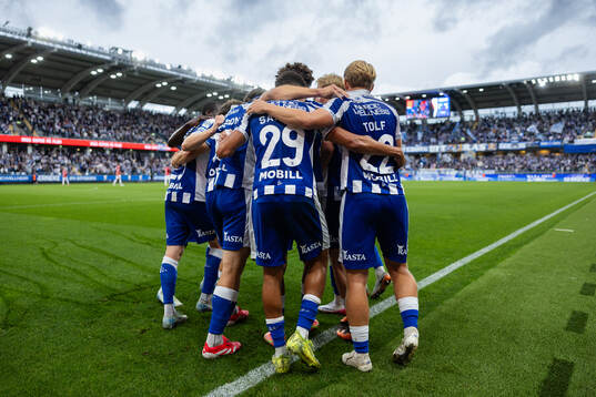 IFK Göteborgs Max Fenger jublar med lagkamrater