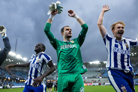 IFK Göteborgs Imam Jagne, målvakt Elis Bishesari, och