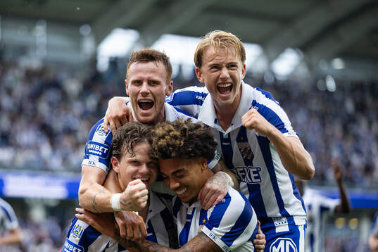 IFK Göteborgs Kolbeinn Thordarson jublar ihop med Tobias