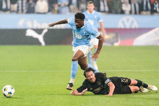 Emmanuel Ekong of Malmö FF and Thomas Delaney of FC