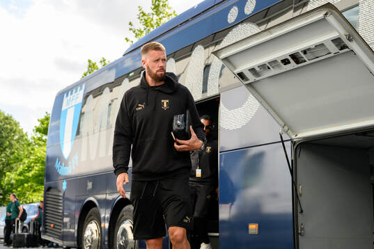 Pontus Jansson of Malmö FF arrives
