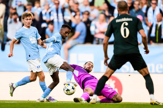 Taha Ali of Malmö FF and goalkeeper Dominik Kotarski of FC