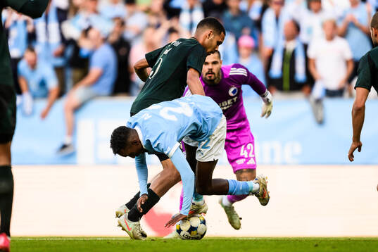 Gabriel Pereira of FC Copenhagen and Taha Ali of Malmö FF