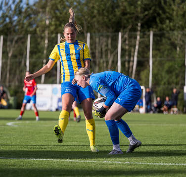 Eskilsminnes Johanna Olsson och Helsingborgs målvakt