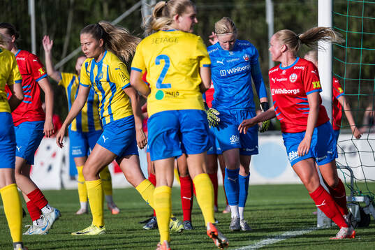 Helsingborgs målvakt Hannah Tegestål deppar