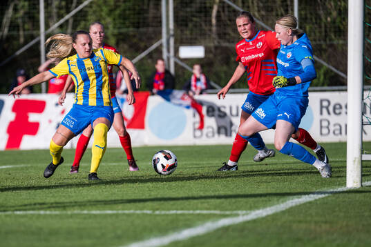 Eskilsminnes Alma Bertilsson och Helsingborgs målvakt
