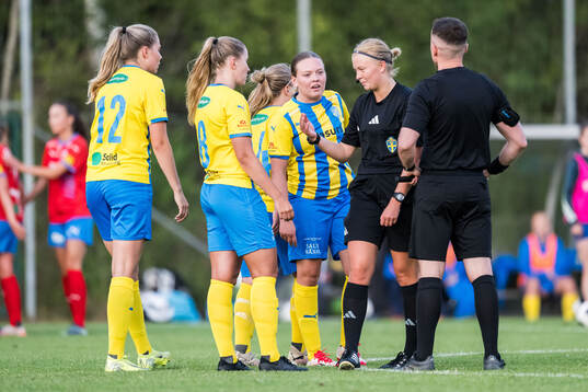 Eskilsminnes Julia Nyberg Spets och Nova Karlsson och