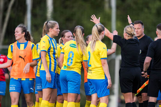 Eskilsminnes Nova Karlsson och Julia Nyberg Spets reagerar
