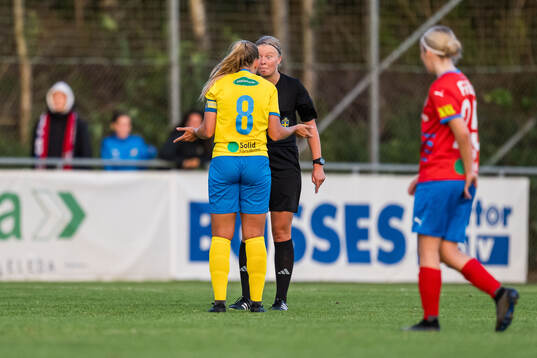 Eskilsminnes Julia Nyberg Spets i samtal med domaren
