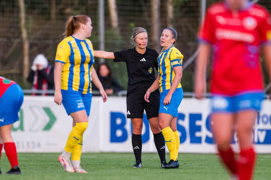 Eskilsminnes Julia Nyberg Spets i samtal med domaren